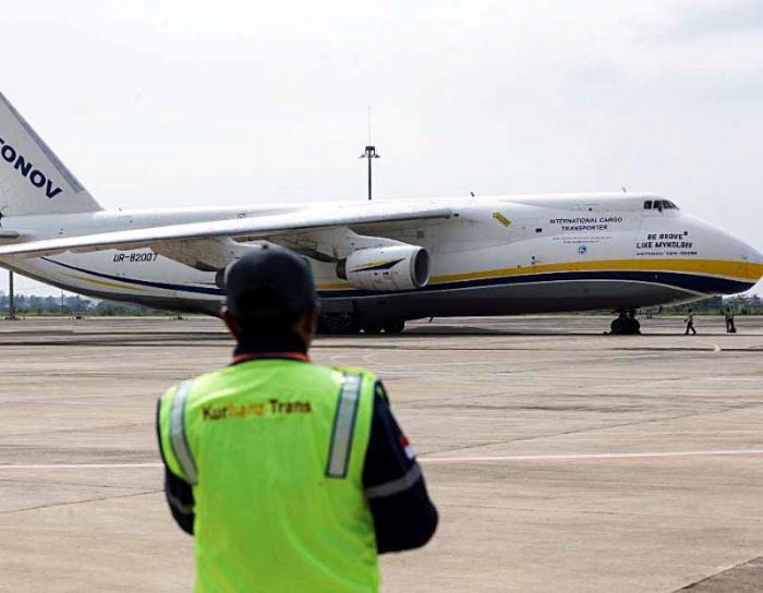 Pesawat Antonov An-124-100, pesawat kargo terbesar di dunia, mendarat di Bandara Internasional Jawa Barat (BIJB) Kertajati. (Foto: Media Indonesia)