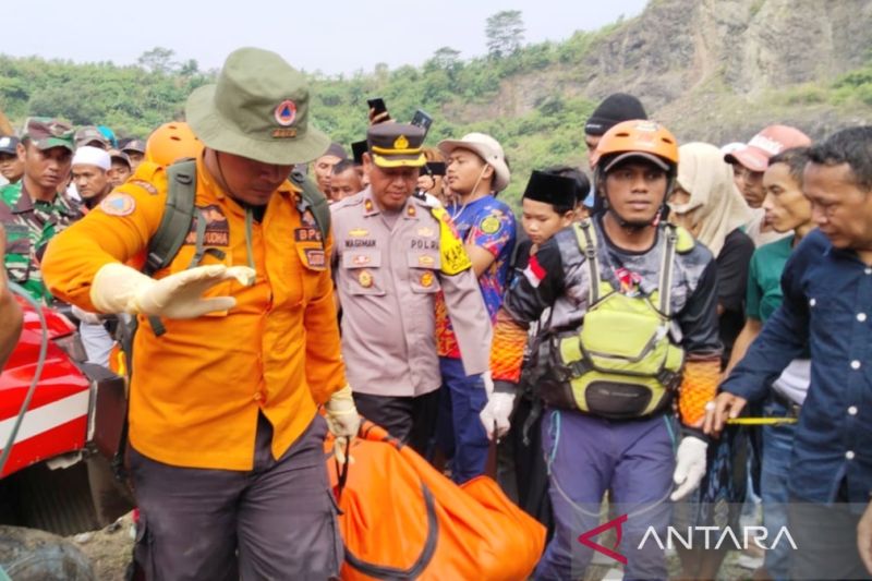 Proses evakuasi korban tenggelam di sebuah danau, Desa Tegallega, Cigudeg, Kabupaten Bogor, Jawa Barat, Jumat, 14 Juli 2023. Antara/HO-BPBD Kabupaten Bogor