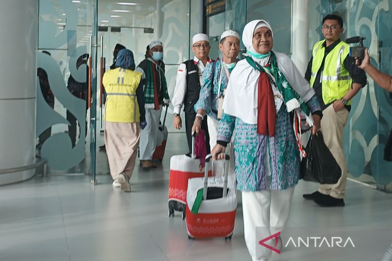 Arsip Foto - Jamaah haji tiba di Bandar Udara Internasional Jawa Barat di Kabupaten Majalengka, Minggu (9/7/2023). (ANTARA/Khaerul Izan)