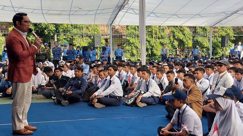 Gubernur Jabar, Ridwan Kamil (Emil), memantau Program Pengenalan Lingkungan Sekolah (PPLS) di SMKN 12 Bandung, Senin 17 Juli 2023.