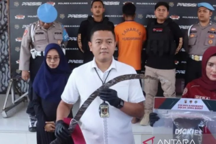 Kasatreskrim Polres Karawang AKP Arief Bustomy, menunjukkan barang bukti kasus penganiayaan seorang remaja. (ANTARA/Ali Khumaini)