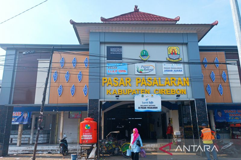 Warga saat melintas di depan Pasar Pasalaran, Kabupaten Cirebon, Jawa Barat, Selasa (9/5/2023). (ANTARA/Khaerul Izan)