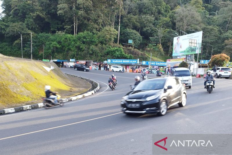 Jalur utama Puncak, Cianjur, Jawa Barat menjadi titik macet setiap akhir pekan dan libur panjang hari raya, sehingga pemerintah pusat berencana membangun Jalan Tol Bogor-Cianjur. Antara/Ahmad Fikri