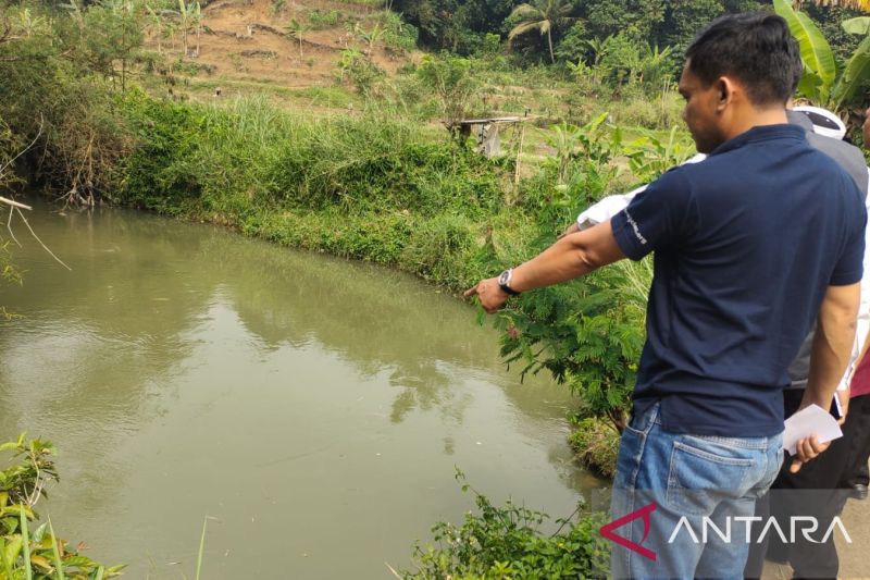 Personel Unit PPA Satreskrim Polres Sukabumi saat olah TKP kasus tewasnya MA (13) pelajar kelas VII SMPN 1 Ciambar akibat tenggelam di Sungai Cileuluy, Kampung Selaawigirang, Desa Cibunarjaya, Kecamatan Ciambar, Kabupaten Sukabumi pada Sabtu, (22/7). Anta