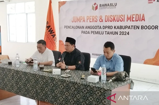 Koordinator Divisi Pencegahan Bawaslu Bogor Burhanuddin (tengah) di Cibinong, Kabupaten Bogor, Jawa Barat, Selasa (25/7/2023). (ANTARA/M Fikri Setiawan)