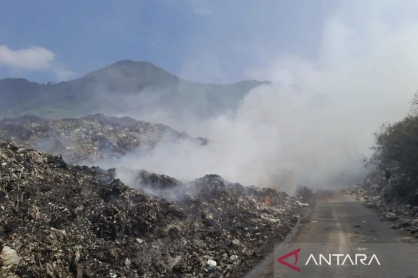 Arsip foto - Asap akibat kebakaran sampah meliputi Tempat Pembuangan Akhir Sampah Pasir Bajing di Kecamatan Banyuresmi, Kabupaten Garut, Provinsi Jawa Barat. (Foto: Feri Purnama)