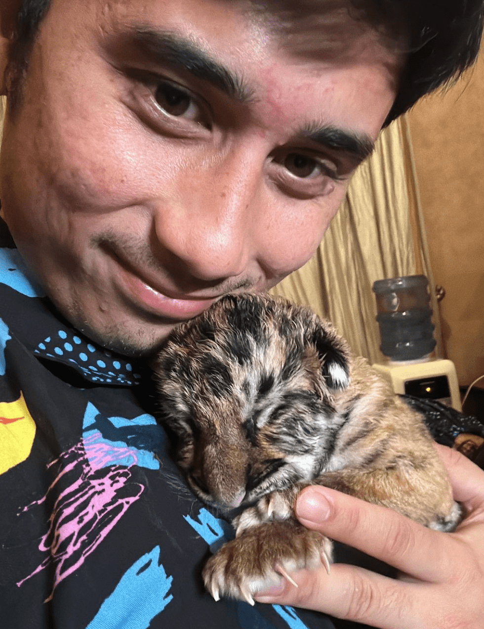 Alshad dengan Cenora, anak harimau miliknya yang mati. (Foto: Instagram Alshad Ahmad)