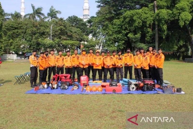 Tim evakuasi warga yang terjebak di dalam lubang tambang emas rakyat, Desa Pancurendang, Kabupaten Banyumas, Jawa Tengah. Foto: Antara