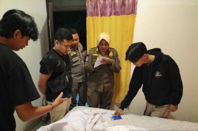 Petugas saat mengecek kamar indekos dalam operasi yustisi di wilayah Kota Bogor, Jawa Barat, Minggu, 30 Juli 2023. Antara/HO/Polresta Bogor Kota