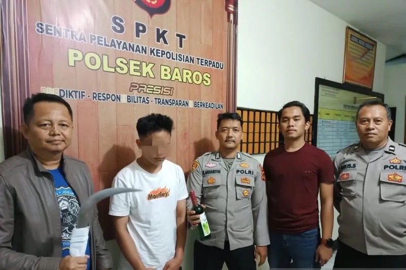 Polsek Baros menunjukkan barang bukti celurit yang disita dari seorang oknum pelajar yang ditangkap di Jalan Proklamasi, Kelurahan Jayaraksa, Kecamatan Baros, Kota Sukabumi, Jawa Barat, Sabtu (29/07/2023). ANTARA/ Aditya Rohman