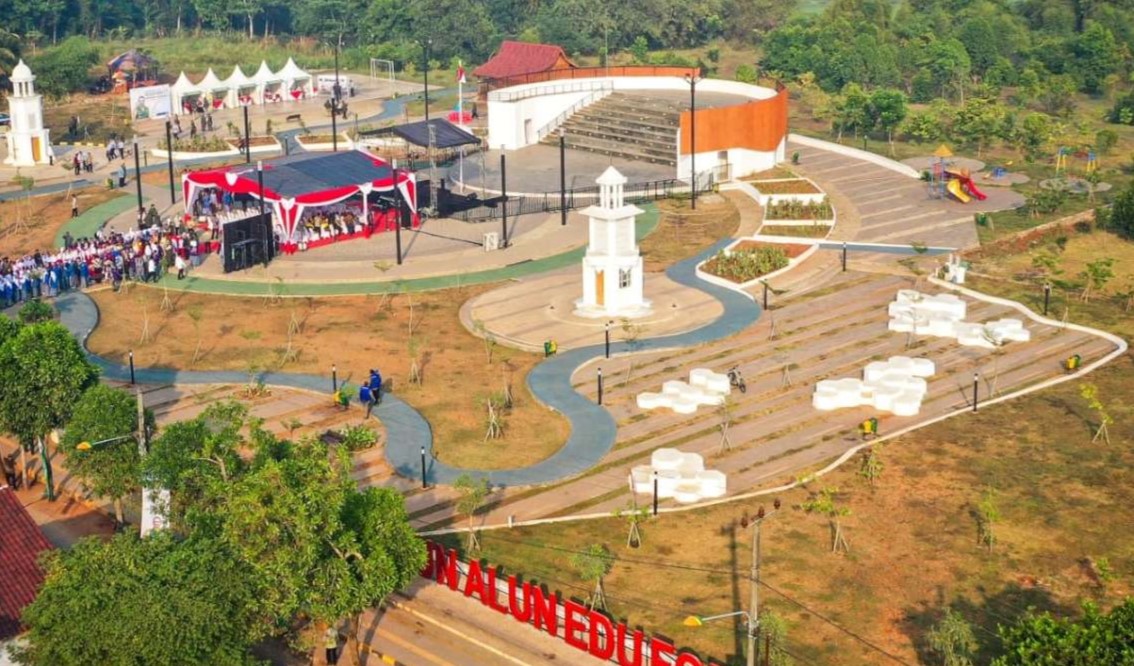 Gencarkan Revitaliasi, Pemprov Jabar Resmikan Alun-alun Setu Ajarwana di Kabupaten Bekasi