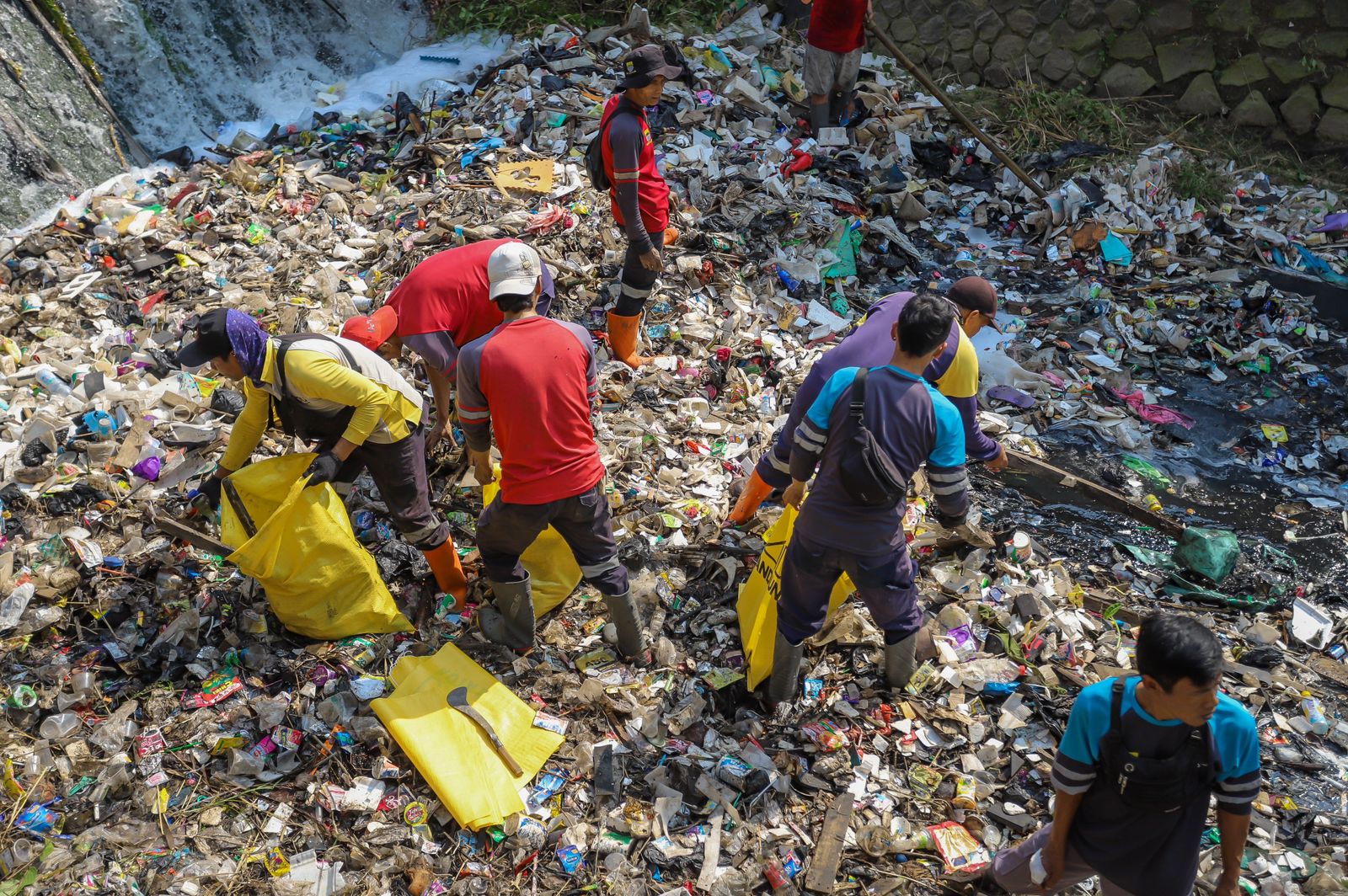 Aji Mumpung, Pemkot Bandung Angkat Sedimen Sungai saat Musim Kemarau