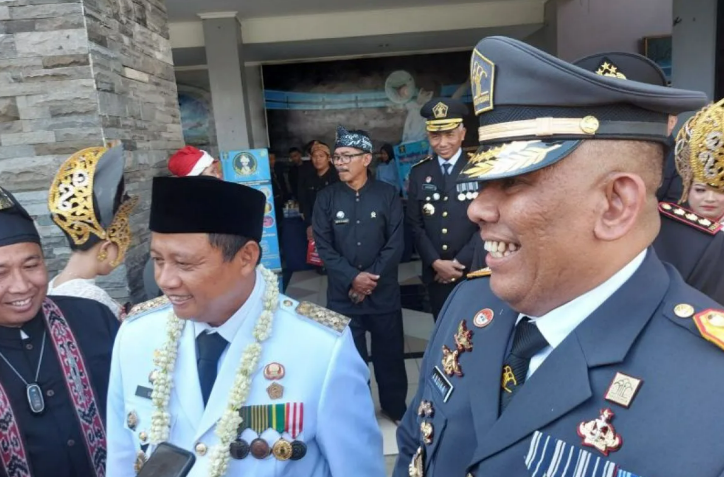 Wakil Gubernur Jawa Barat Uu Ruzhanul Ulum didampingi Kepala Kanwil Kemenkumham Jawa Barat R Andika Dwi Prasetya memberikan keterangan setelah secara simbolis memberikan remisi 17 Agustus 2023 pada narapidana di Jawa Barat, di Lembaga Pembinaan Khusus Ana