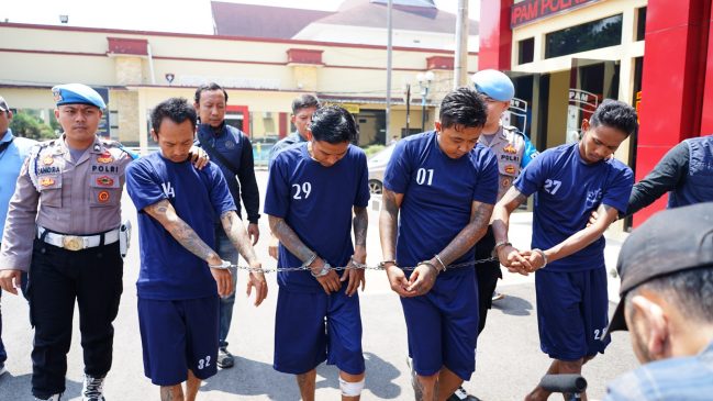 Empat terduga pelaku penganiayaan yang mengaku sebagai anggota polisi diringkus Satreskrim Polresta Bandung. Sumber: Tribata News Polri