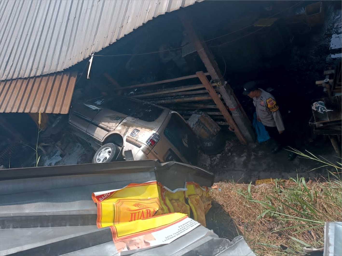 Minibus menabrak pabrik tahu di Jalan Raya Tasikmalaya-Bandung, Kampung Calingcing, Desa Kersamanah, Kecamatan Cibatu, Garut, Jawa Barat, pada Selasa, 22 Agustus 2023. Sumber: Info Garut