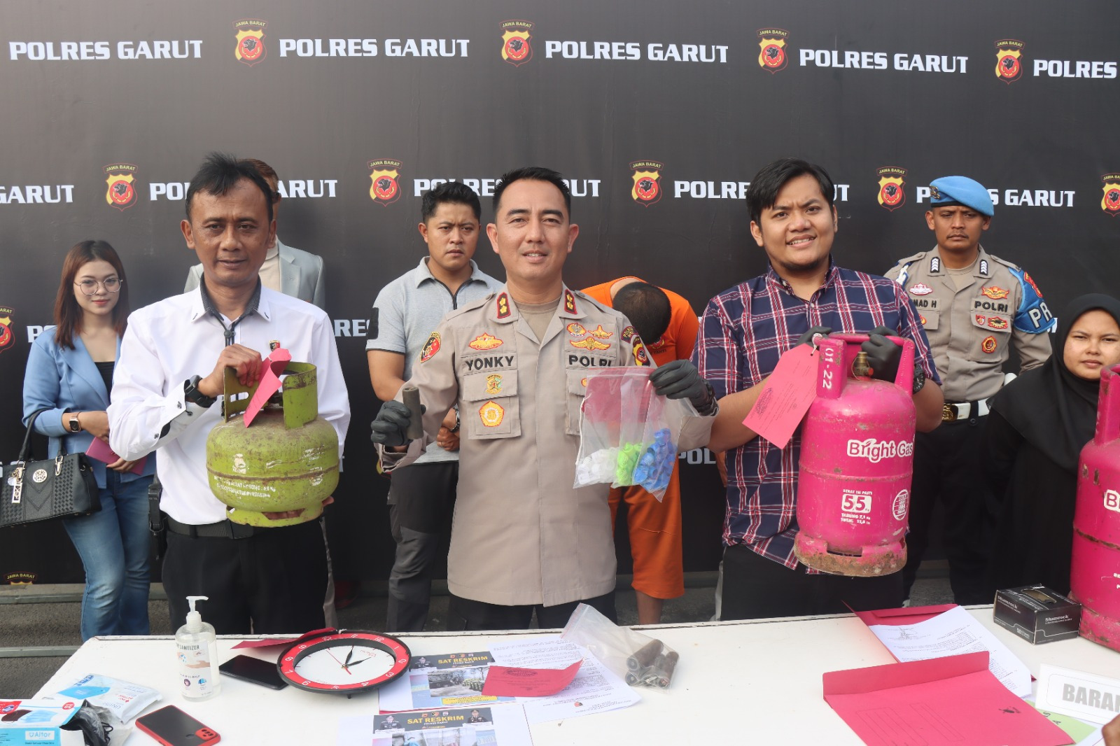 Polres Garut menggelar press release pengungkapan kasus pengoplosan gas bersubsidi. Sumber: Tribata News Polri