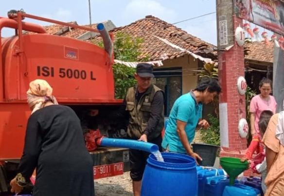 BPBD Kabupaten Bekasi Salurkan Air Bersih ke Wilayah Terdampak Kekeringan