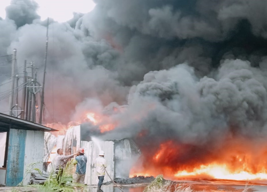 Kebakaran gudang palet di Kampung Tegal Gede, Kelurahan Wangun Harja, Kecamatan Cikarang Utara, Kabupaten Bekasi, Jawa Barat, pada Minggu, 27 Agustus 2023. Sumber: Info Bekasi