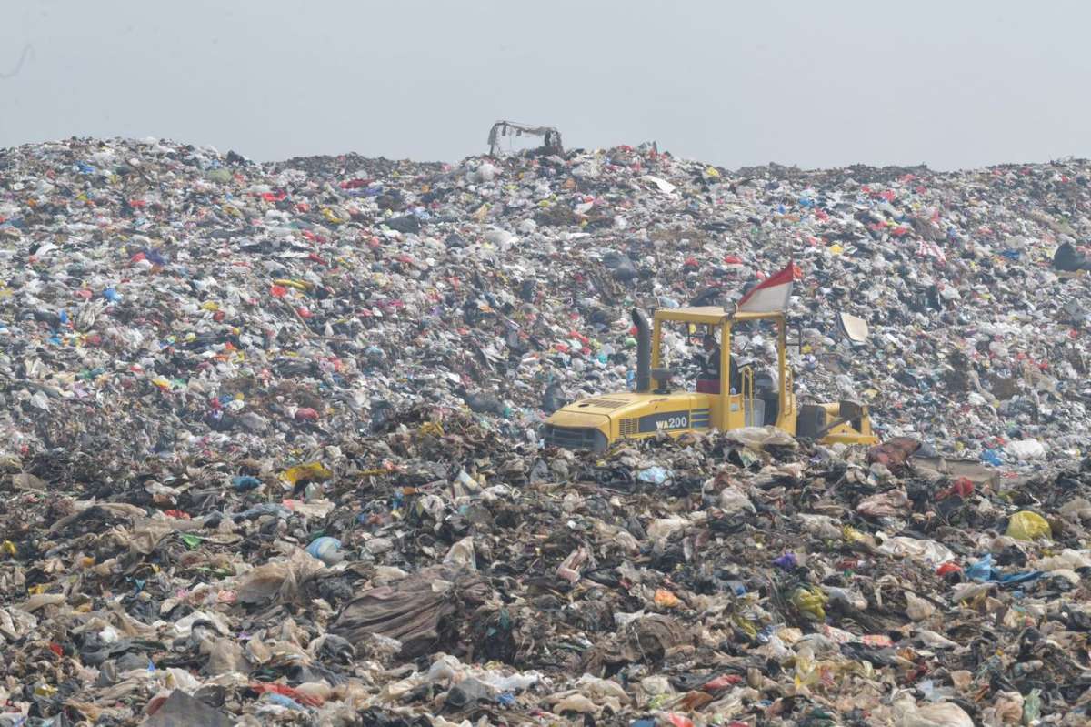 Gunungan sampah di TPA Sarimukti di Kecamatan Cipatat, Kabupaten Bandung Barat, Jawa Barat. Sumber: Pemprov Jabar