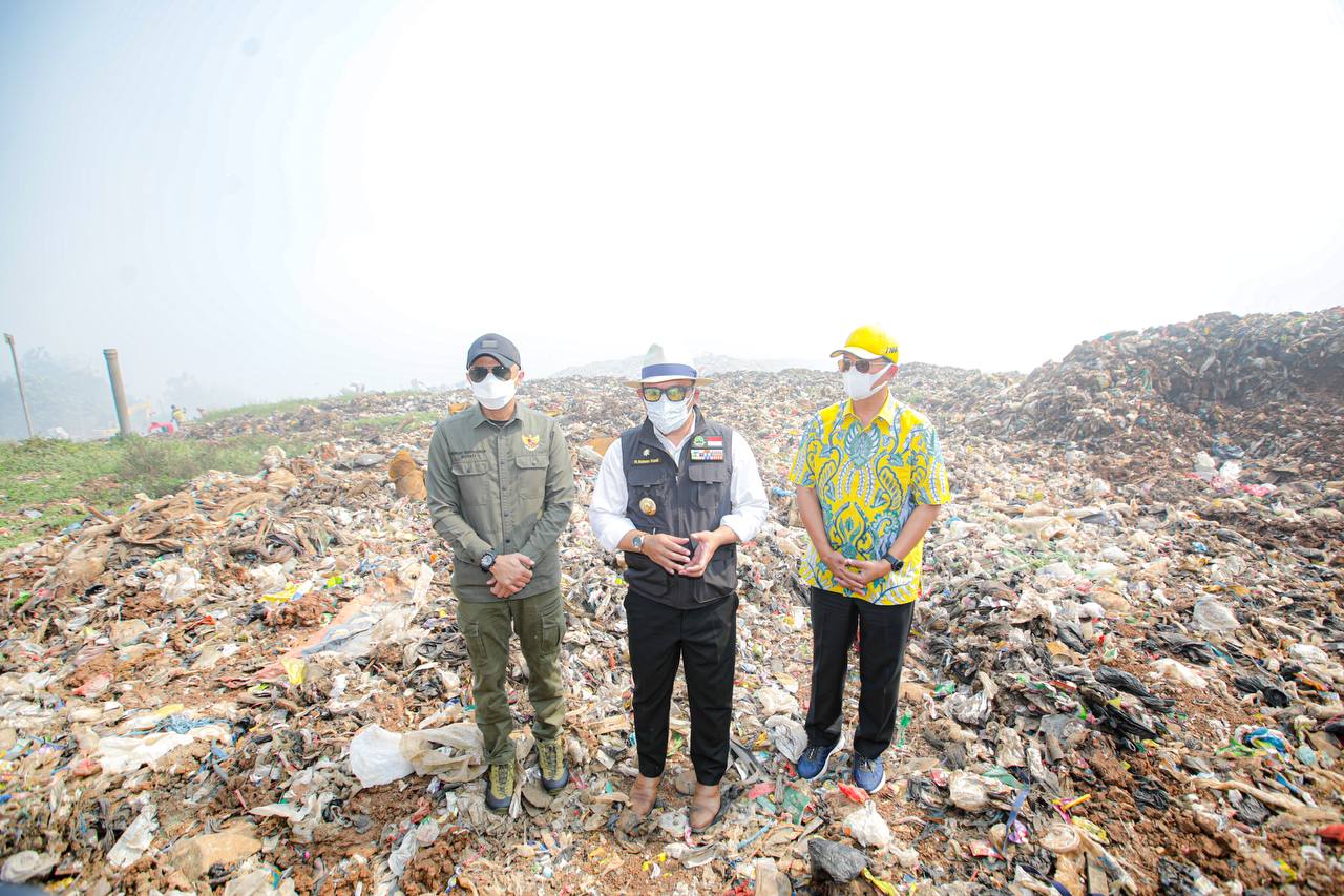 Gubernur Jawa Barat, Ridwan Kamil, meninjau langsung kebakaran di TPA Sarimukti, Cipatat, Kabupaten Bandung Barat, pada Jumat, 25 Agustus 2023. Sumber: Pemkot Bandung