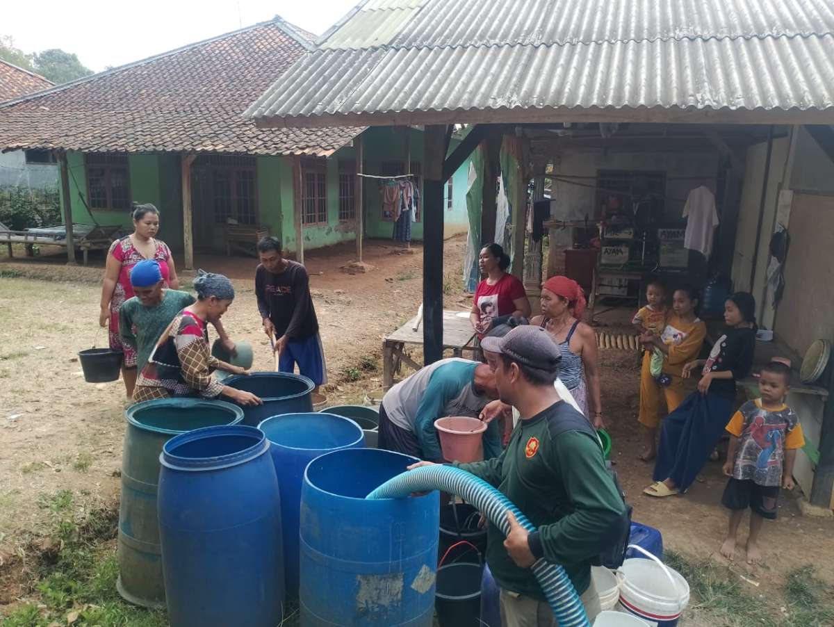 BPBD Kabupaten Bekasi dan PDAM Unit Bojongmangu mendistribusikan bantuan air bersih ke Kampung Cikurba, Desa Karangmulya, Kabupaten Bekasi, Jawa Barat. Sumber: Pemprov Jabar