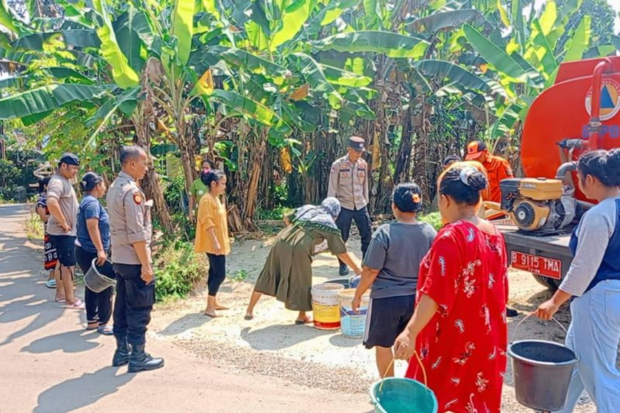 Warga pedalaman di Kabupaten Lebak dapat pasokan air bersih dari BPBD untuk memenuhi keperluan mandi cuci dan kakus (MCK). ANTARA/Mansur