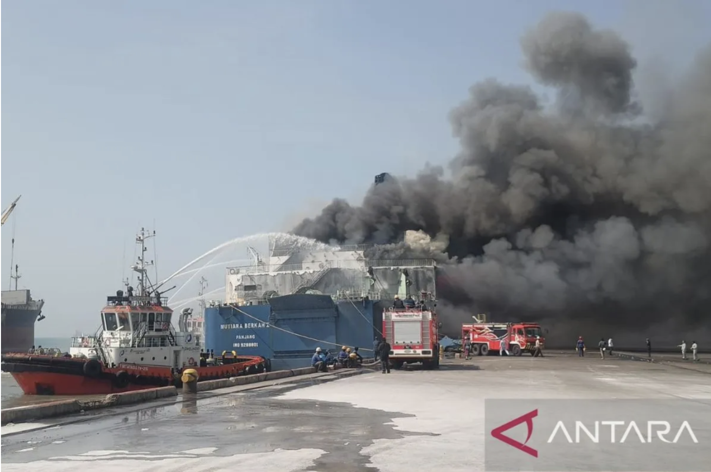 Sebuah kapal barang KM Mutiara Berkah I terbakar di Dermaga Pelabuhan Indah Kiat, Merak, Banten, Rabu (6/9/2023). ANTARA/Susmiatun Hayati