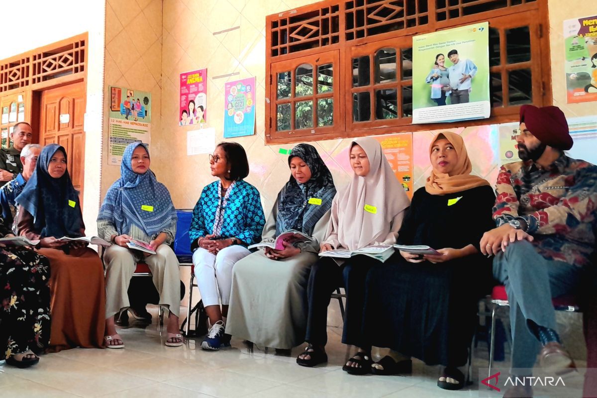 Presiden Bank Dunia Ajay Banga (paling kanan) saat mengikuti kegiatan kelas ibu hamil yang dilaksanakan di Kelurahan Serdang Kulon, Tangerang, Banten, pada Selasa (7/9/2023). (ANTARA/Lintang Budiyanti Prameswari)