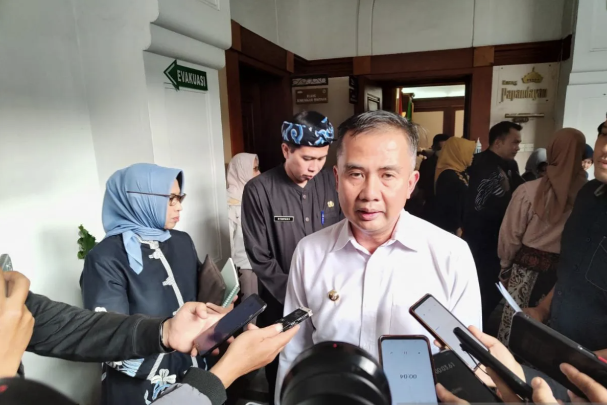 Penjabat Gubernur Jawa Barat Bey Triadi Machmudin memberikan keterangan di Gedung Sate Bandung, Kamis (7/9/2023). (ANTARA/Ricky Prayoga)