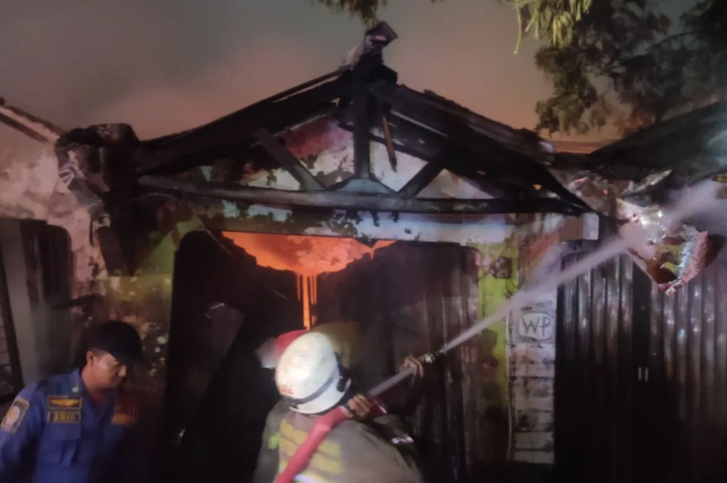 Petugas memadamkan api yang membakar lima ruko di Desa Talaga, Kecamatan Cikupa, Kabupaten Tangerang, Jumat (8/9/2023) malam. (ANTARA/HO-BPBD Kabupaten Tangerang)