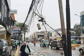 Kabel melintang di jalan raya. Antara