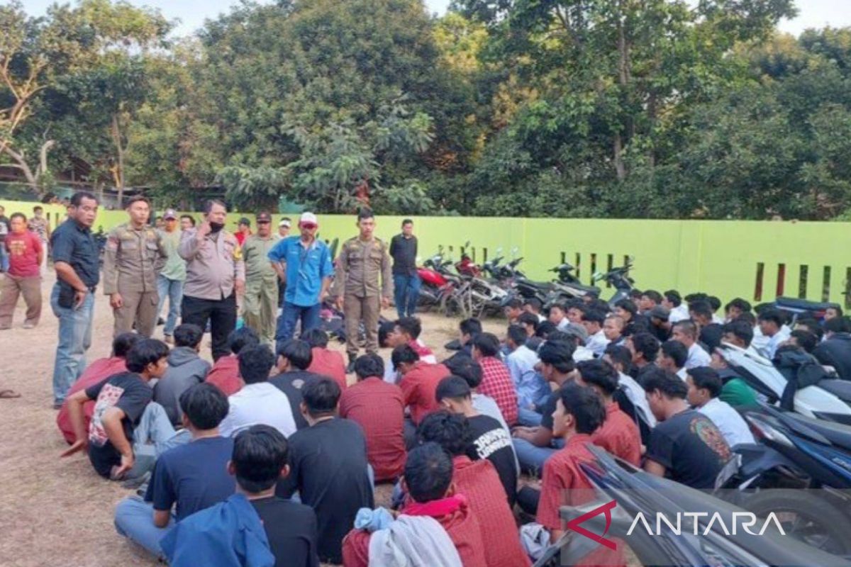 Petugas kepolisian mengamankan pelajar tawuran di Cileungsi, Kabupaten Bogor, Jawa Barat, Selasa (12/9/2023). (ANTARA/HO-Humas Polres Bogor)