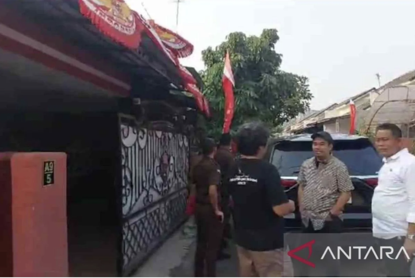 Tim penyidik Kejaksaan Negeri Kabupaten Bekasi, Jawa Barat, mendatangi kediaman saksi kasus dugaan korupsi gratifikasi di Perumahan Taman Puri Cendana, Blok A9 Nomor 5, Desa Tridaya Sakti, Kecamatan Tambun Selatan, Rabu (13/9/2023) petang. ANTARA/Pradita 