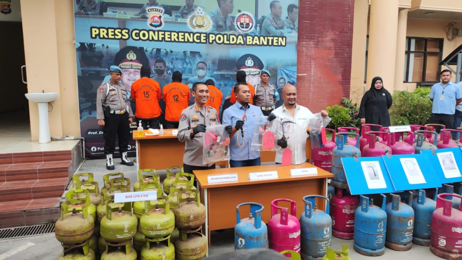 Ekspose kasus pengoplosan LPG bersubsidi di Mapolda Banten.