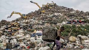 gunungan sampah dengan alat berat memutarinya. Media Indonesia 