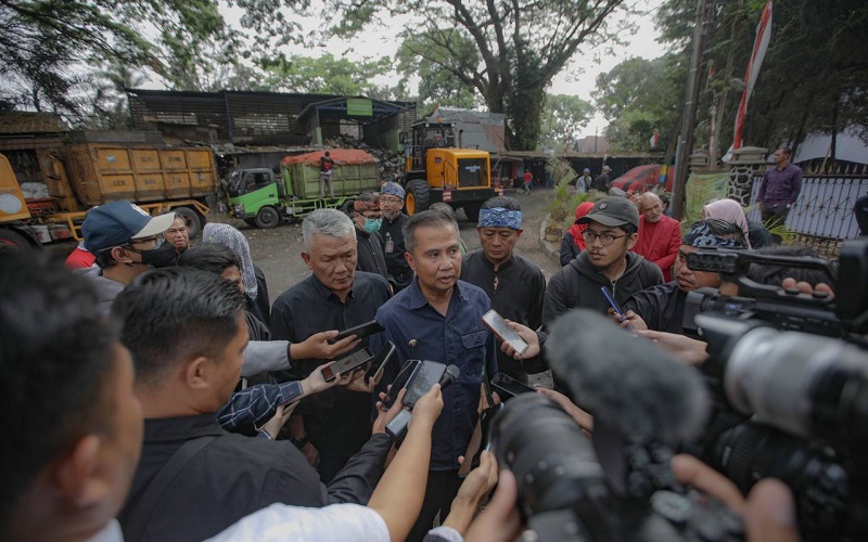 Pj Gubernur Jawa Barat (Jabar) Bey Triadi Machmudin saat Monitoring ke tiga TPS di Kota Bandung