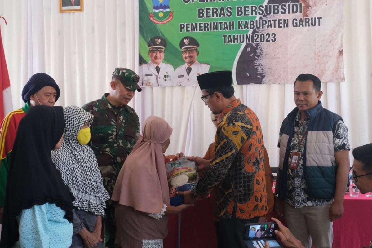 Wakil Bupati Garut Helmi Budiman secara simbolis memberikan beras murah kepada masyarakat di Aula Kelurahan Lebakjaya, Kecamatan Karangpawitan, Kabupaten Garut, Jawa Barat (ANTARA/HO-Diskominfo Garut)