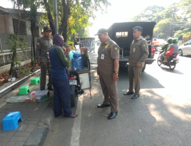 Satpol PP Kota Tangerang Tertibkan PKL yang Langgar Aturan