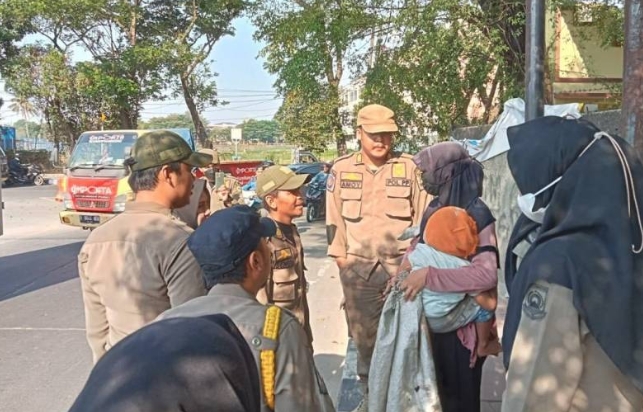 Polisi Pamong Praja (Satpol PP) Kota Tangerang melaksanakan penertiban dan pembinaan anak jalanan (anjal), gelandangan, dan pengemis (gepeng) yang mengganggu ketentraman 