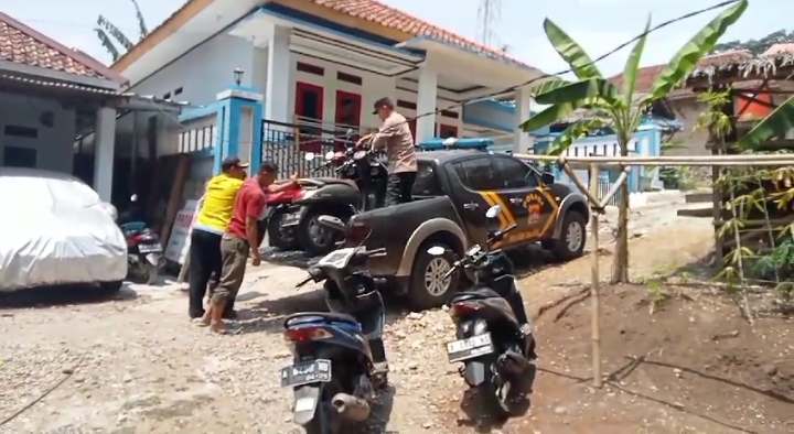 Petugas mengamankan motor pelaku