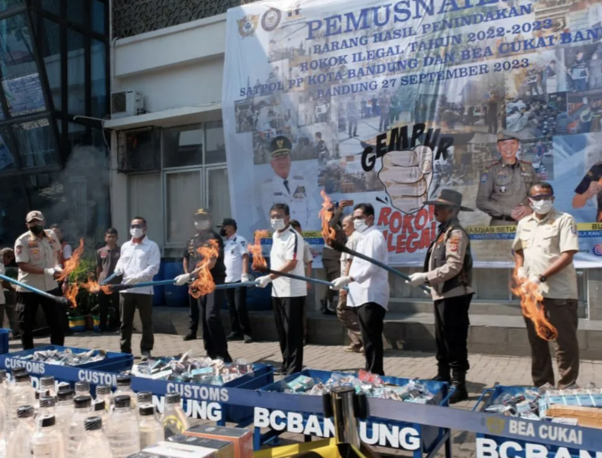 Satpol PP Kota Bandung dan Bea Cukai Bandung Musnahkan Jutaan Rokok Ilegal