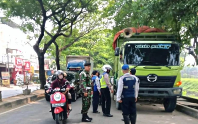 Truk Tanah yang Langgar Jam Operasional Ditahan Petugas di Tangerang