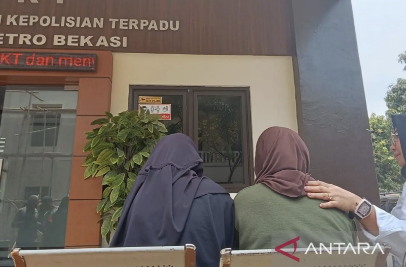 Pelajar korban kasus perundungan berujung kekerasan mendatangi Mapolres Metro Bekasi untuk membuka laporan pengaduan pada Senin, 2 Oktober 2023. (ANTARA/Pradita Kurniawan Syah).