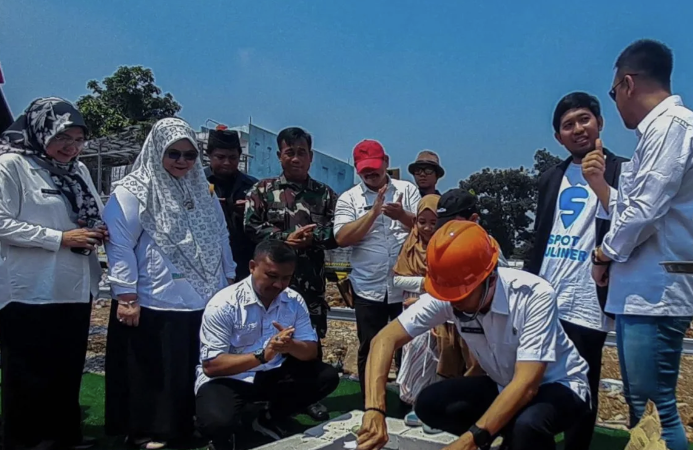 Wakil Wali Kota Bogor, Jawa Barat Dedie Abdul Rachim (jongkok, menggunakan topi proyek oranye) saat peletakan batu pertama pembangunan sentra kuilner di Kelurahan Cilendek Barat, Kecamatan Bogor Barat, Rabu (4/10/2023). (ANTARA/HO/Pemkot Bogor)