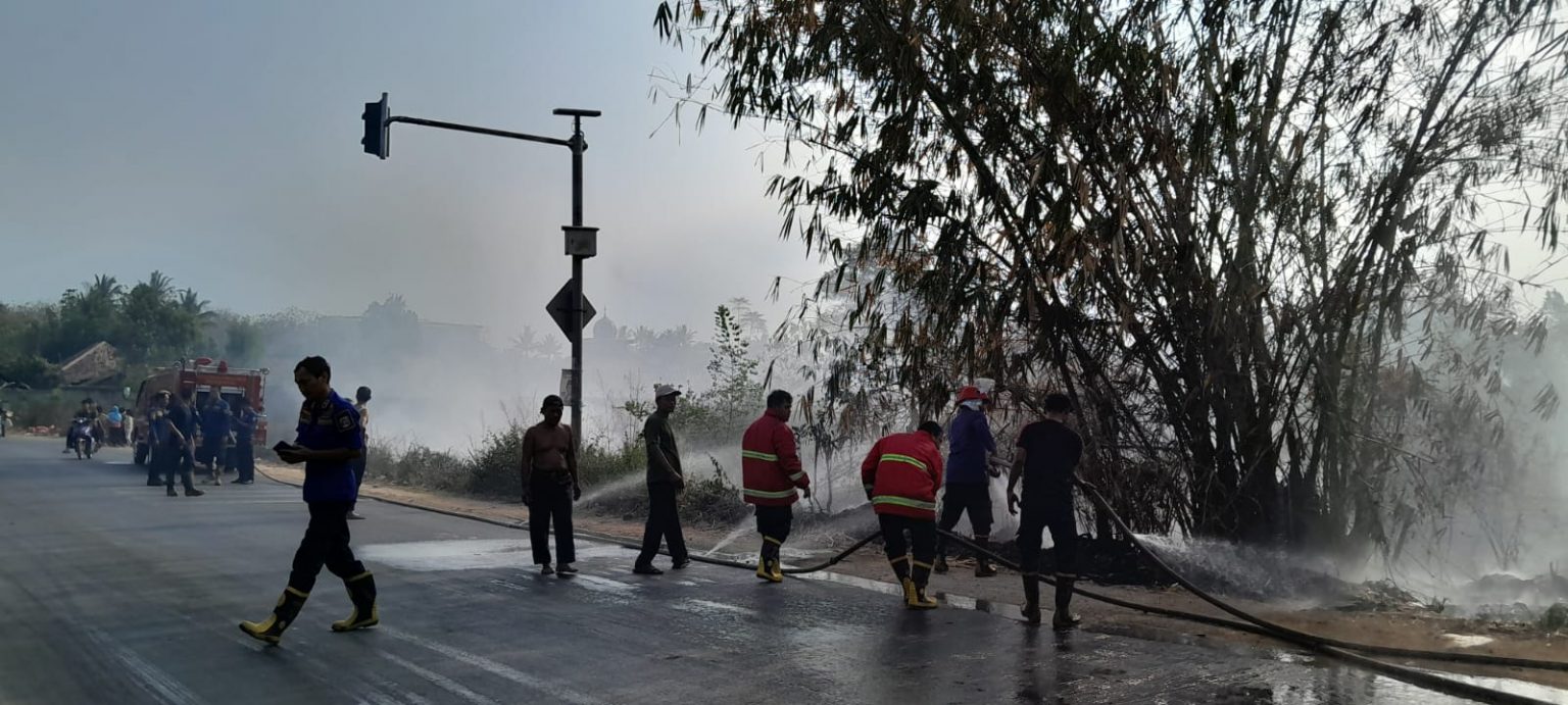 Lahan Kosong Samping Samsat Kota Serang Terbakar