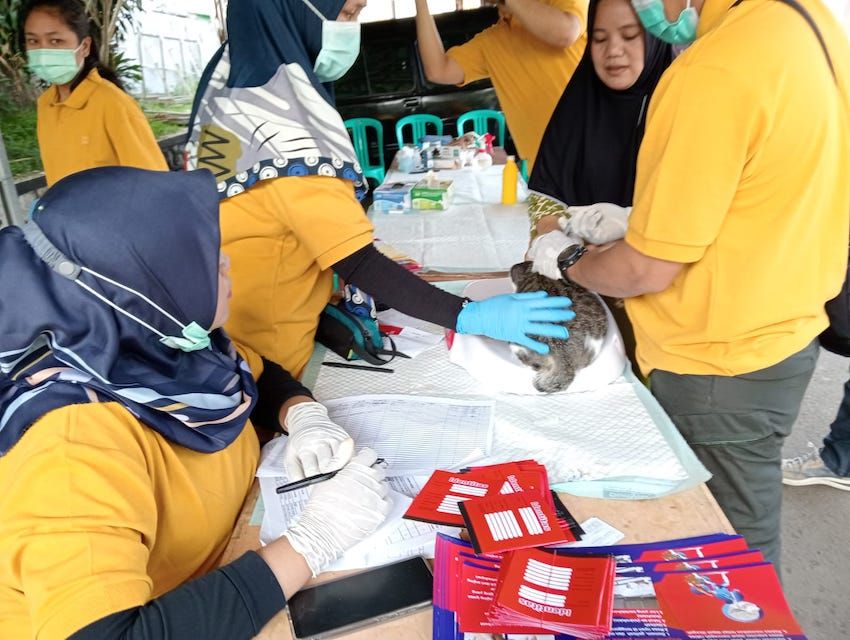 Pemkab Bogor melalui Dinas Perikanan dan Peternakan (Diskanak) Kabupaten Bogor melakukan giat vaksinasi Rabies Massal gratis bagi hewan peliharaan milik masyarakat. /Foto/Diskominfo Kabupaten Bogor