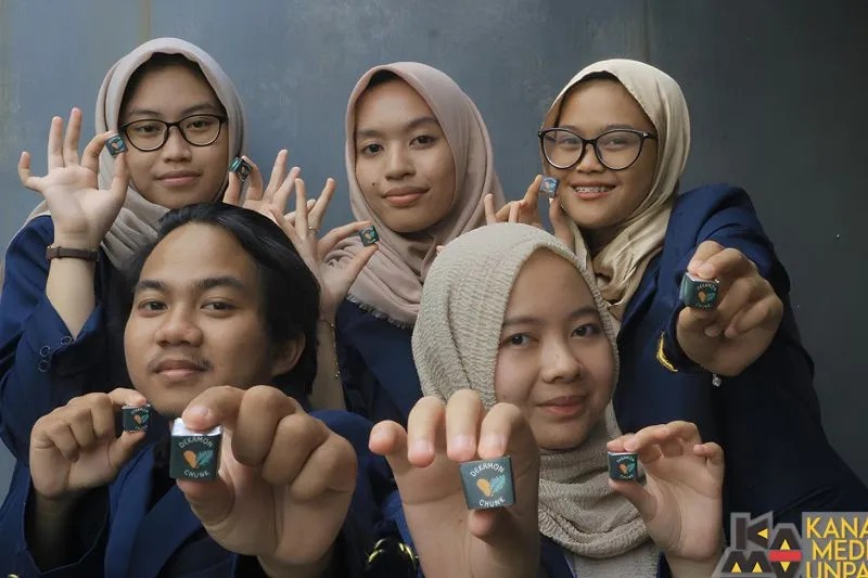 Lima mahasiswa Universitas Padjadjaran menunjukan produk inovasi mereka berupa makanan pendamping ASI (MPASI) untuk mencegah stunting yang diberinama 
