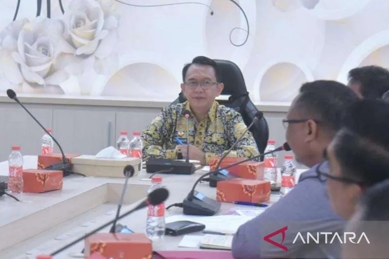 Penjabat Bupati Bekasi Dani Ramdan saat memimpin rapat lintas sektor, di ruang rapat Bupati Bekasi pada Jumat (20/10/2023). ANTARA/Pradita Kurniawan Syah