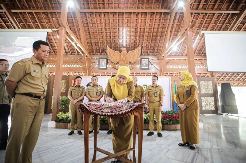 Sekretaris Daerah Kota Bandung, Ema Sumarna (kiri) bersama Kepala Dinas Pemberdayaan Perempuan dan Perlindungan Anak (DP3A) Kota Bandung, Uum Sumiati (tengah) saat meluncurkan Sekolah dan Layanan Perlindungan Perempuan dan Anak (Senandung Perdana) di Pend