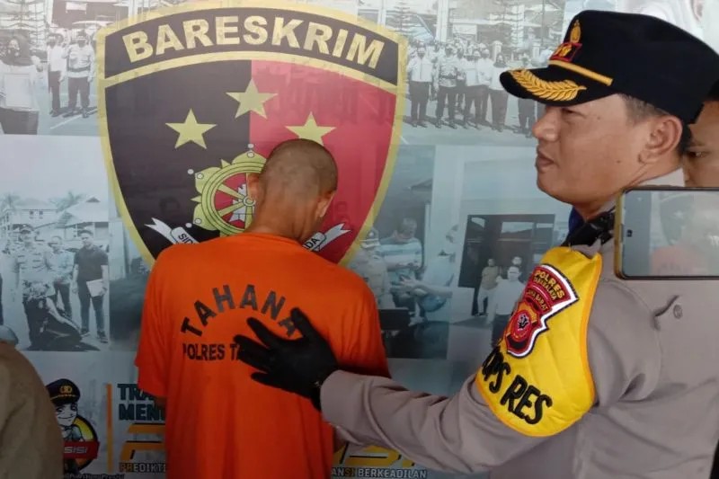 Polisi menunjukkan tersangka kasus penganiayaan terhadap korbannya sekeluarga saat jumpa pers di Polres Tasikmalaya, Jawa Barat, Selasa (24/10/2023). (ANTARA/HO-Pokja Polres Tasikmalaya)